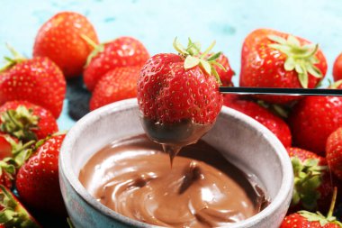 Eritme çikolata veya erimiş çikolata ve çilek ile fondü