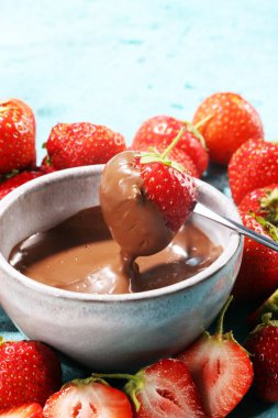 Eritme çikolata veya erimiş çikolata ve çilek ile fondü