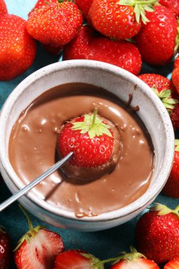 Eritme çikolata veya erimiş çikolata ve çilek ile fondü