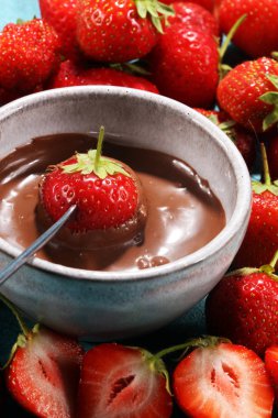Eritme çikolata veya erimiş çikolata ve çilek ile fondü