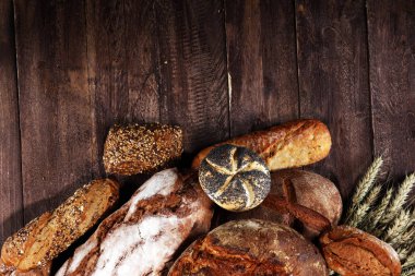 Ekmek ve ekmek çeşitleri gemide yukarıdan alır. Mutfak veya fırın poster tasarımı.