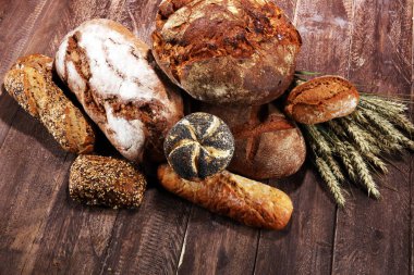 Ekmek ve ekmek çeşitleri gemide yukarıdan alır. Mutfak veya fırın poster tasarımı.