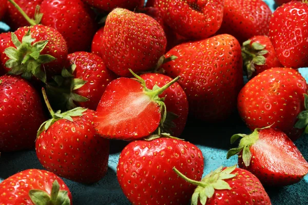蓝色背景下的新鲜草莓堆 — 图库照片