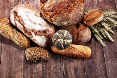 Ekmek ve ekmek çeşitleri gemide yukarıdan alır. Mutfak veya fırın poster tasarımı.