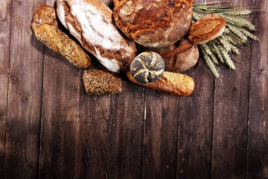 Ekmek ve ekmek çeşitleri gemide yukarıdan alır. Mutfak veya fırın poster tasarımı.