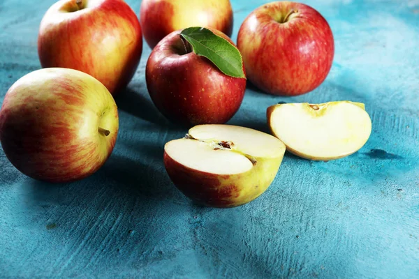 Pommes Rouges Mûres Avec Des Feuilles Sur Fond Bois — Photo