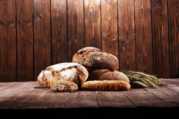 パンとパンの種類を上から船上ロールします キッチンやパン屋さんのポスター デザイン — ストック写真