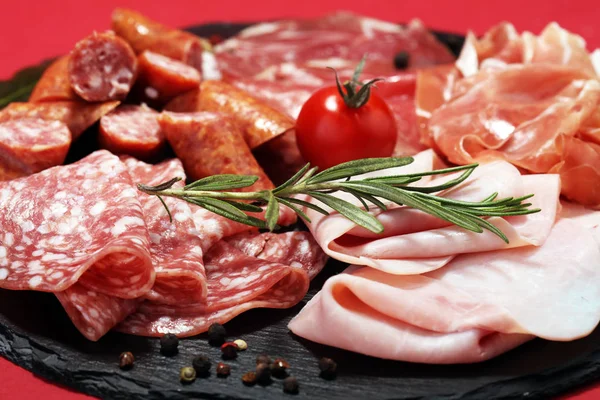 Voedsel Dienblad Met Heerlijke Salami Ham Verse Worst Kruiden Vlees — Stockfoto