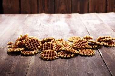 Ahşap arka plan üzerinde geleneksel Belçika Waffle.