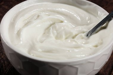 şanti beyaz veya ekşi krema kase yakın çekim