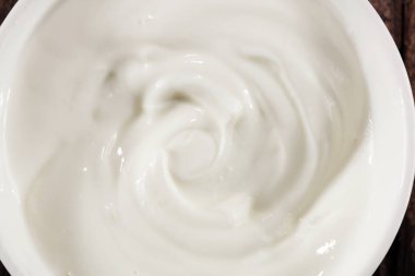 şanti beyaz veya ekşi krema kase yakın çekim