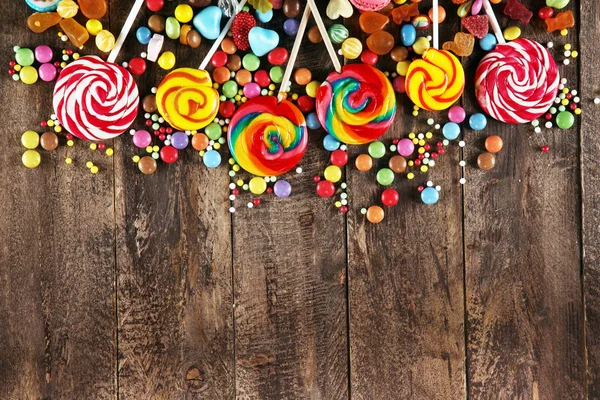 ゼリーと砂糖のお菓子 異なるチャイルズのお菓子やお菓子のカラフルな配列 — ストック写真