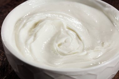 şanti beyaz veya ekşi krema kase yakın çekim