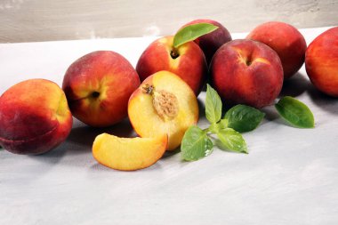 Masada olgun şeftali grubu. Taze şeftali kavramı