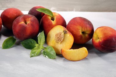 Masada olgun şeftali grubu. Taze şeftali kavramı