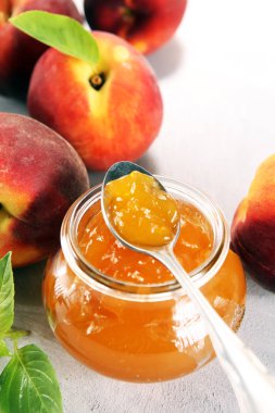 Tablo taze şeftali ile vanilya şeftali reçeli