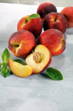 Masada olgun şeftali grubu. Taze şeftali kavramı