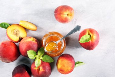 Tablo taze şeftali ile vanilya şeftali reçeli