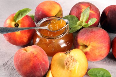 Tablo taze şeftali ile vanilya şeftali reçeli