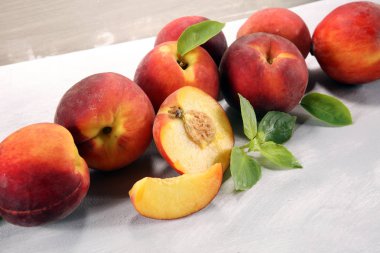 Masada olgun şeftali grubu. Taze şeftali kavramı