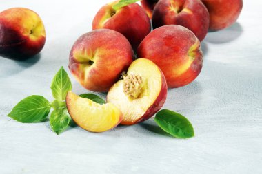 Masada olgun şeftali grubu. Taze şeftali kavramı