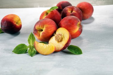 Masada olgun şeftali grubu. Taze şeftali kavramı
