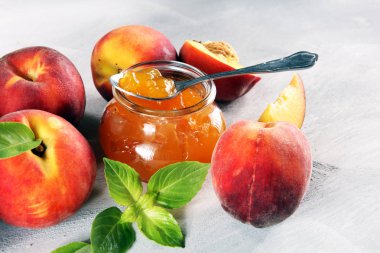 Tablo taze şeftali ile vanilya şeftali reçeli