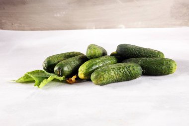 Yaprak ve çiçek doğal sebze organik gıda ile taze yeşil salatalık.