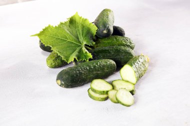 Yaprak ve çiçek doğal sebze organik gıda ile taze yeşil salatalık.