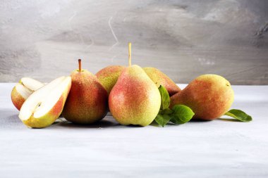 Taze olgun organik armut rustik ahşap tablo, doğal arka plan, vega, Diyet yemekleri