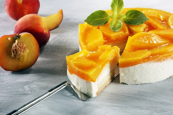 Cheesecake ile peache. Şeftalilerin ev yapımı kek.