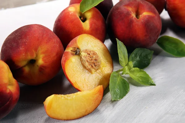 Masada olgun şeftali grubu. Taze şeftali kavramı