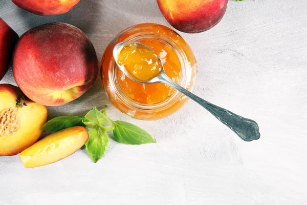 テーブルに新鮮な桃と桃バニラ ジャム — ストック写真