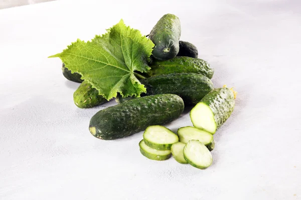 Yaprak ve çiçek doğal sebze organik gıda ile taze yeşil salatalık.