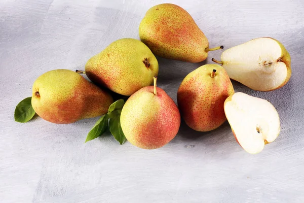 Taze olgun organik armut rustik ahşap tablo, doğal arka plan, vega, Diyet yemekleri