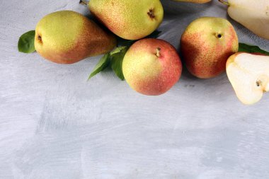 Taze olgun organik armut rustik ahşap tablo, doğal arka plan, vega, Diyet yemekleri