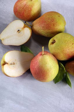 Taze olgun organik armut rustik ahşap tablo, doğal arka plan, vega, Diyet yemekleri