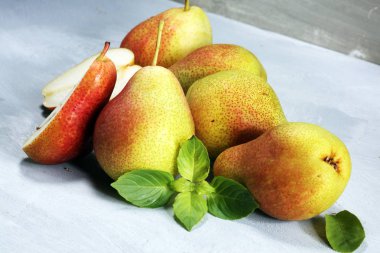 Taze olgun organik armut rustik ahşap tablo, doğal arka plan, vega, Diyet yemekleri