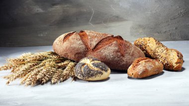 Ekmek ve ekmek çeşitleri gemide yukarıdan alır. Mutfak veya fırın poster tasarımı.