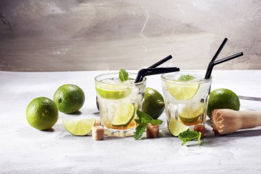 Limon meyve kireç Caipirinha Brezilya. soğuk alkol kokteyl.