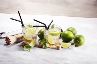 Limon meyve kireç Caipirinha Brezilya. soğuk alkol kokteyl.