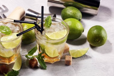 Limon meyve kireç Caipirinha Brezilya. soğuk alkol kokteyl.