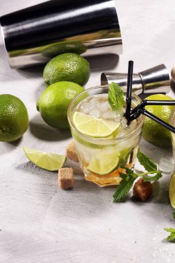 Limon meyve kireç Caipirinha Brezilya. soğuk alkol kokteyl.