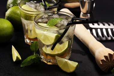 Limon meyve kireç Caipirinha Brezilya. soğuk alkol kokteyl.