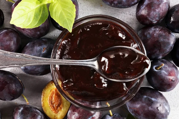 Tatlı ev yapımı erik reçeli ve meyve taş bir tablo