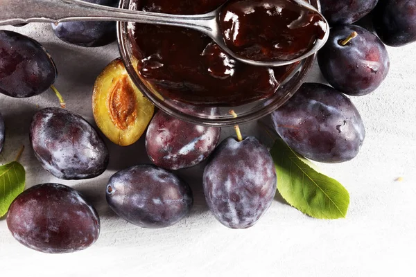 Tatlı ev yapımı erik reçeli ve meyve taş bir tablo