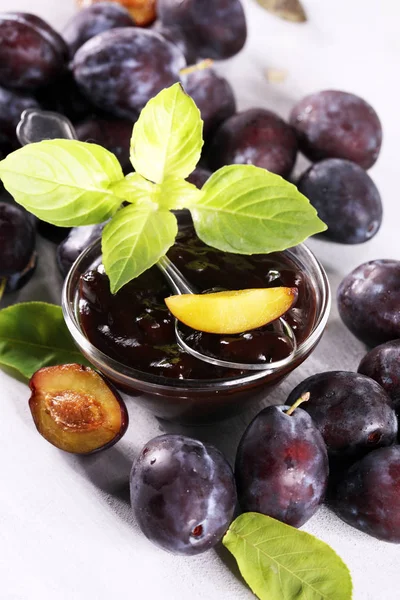 Tatlı ev yapımı erik reçeli ve meyve taş bir tablo