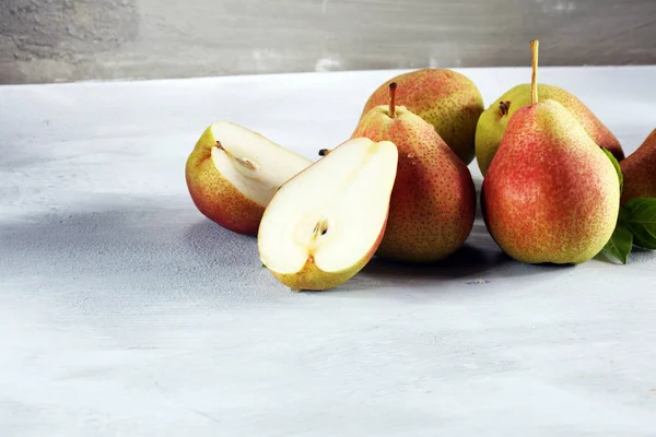 Taze olgun organik armut rustik ahşap tablo, doğal arka plan, vega, Diyet yemekleri