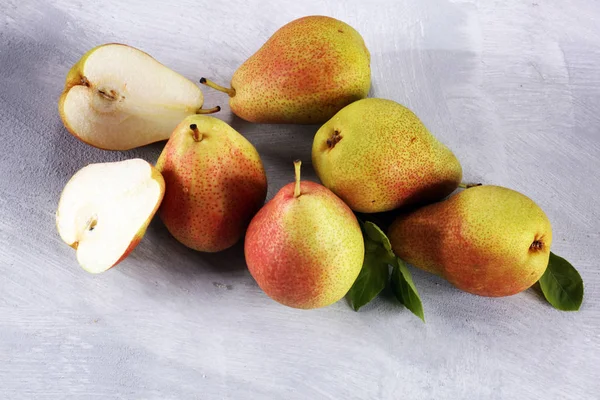 Taze olgun organik armut rustik ahşap tablo, doğal arka plan, vega, Diyet yemekleri