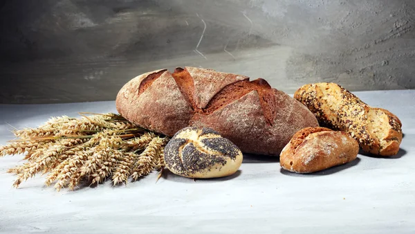 Ekmek ve ekmek çeşitleri gemide yukarıdan alır. Mutfak veya fırın poster tasarımı.